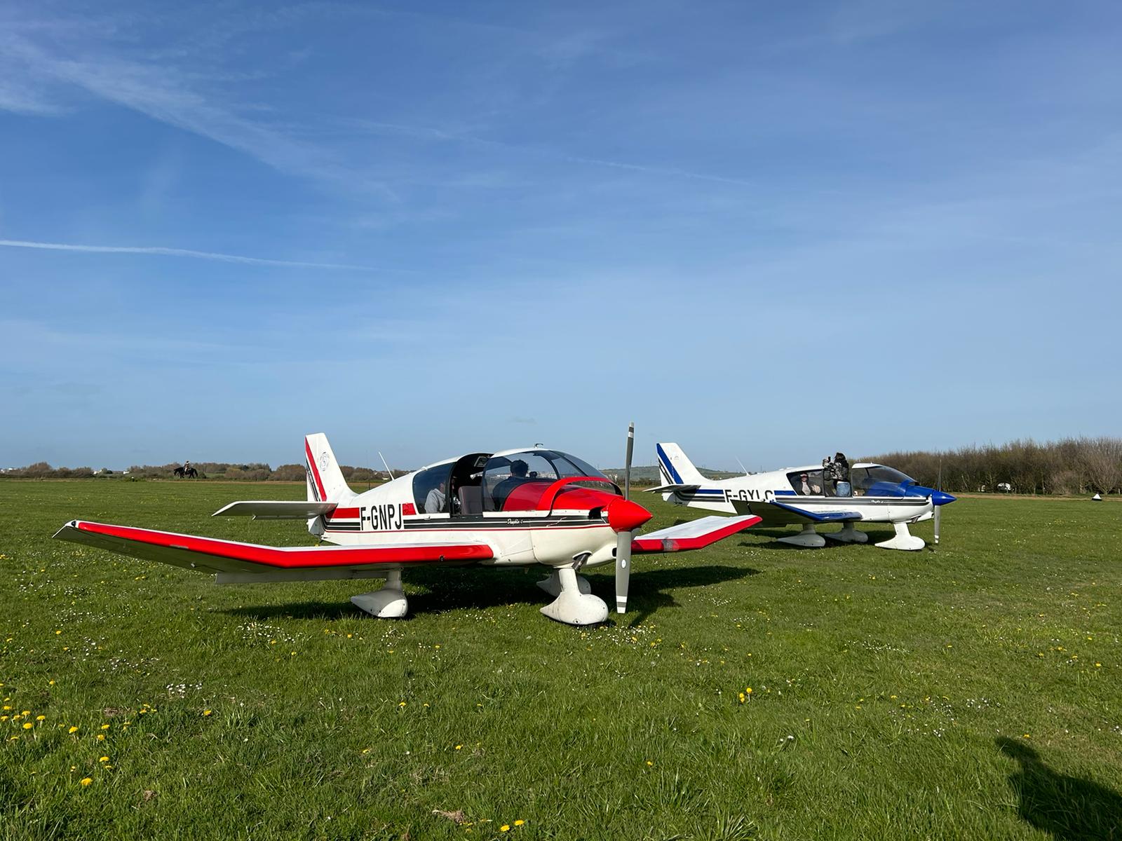 F-GNPJ et F-GYLO posés sur la piste en herbe de l'aérodrome privé