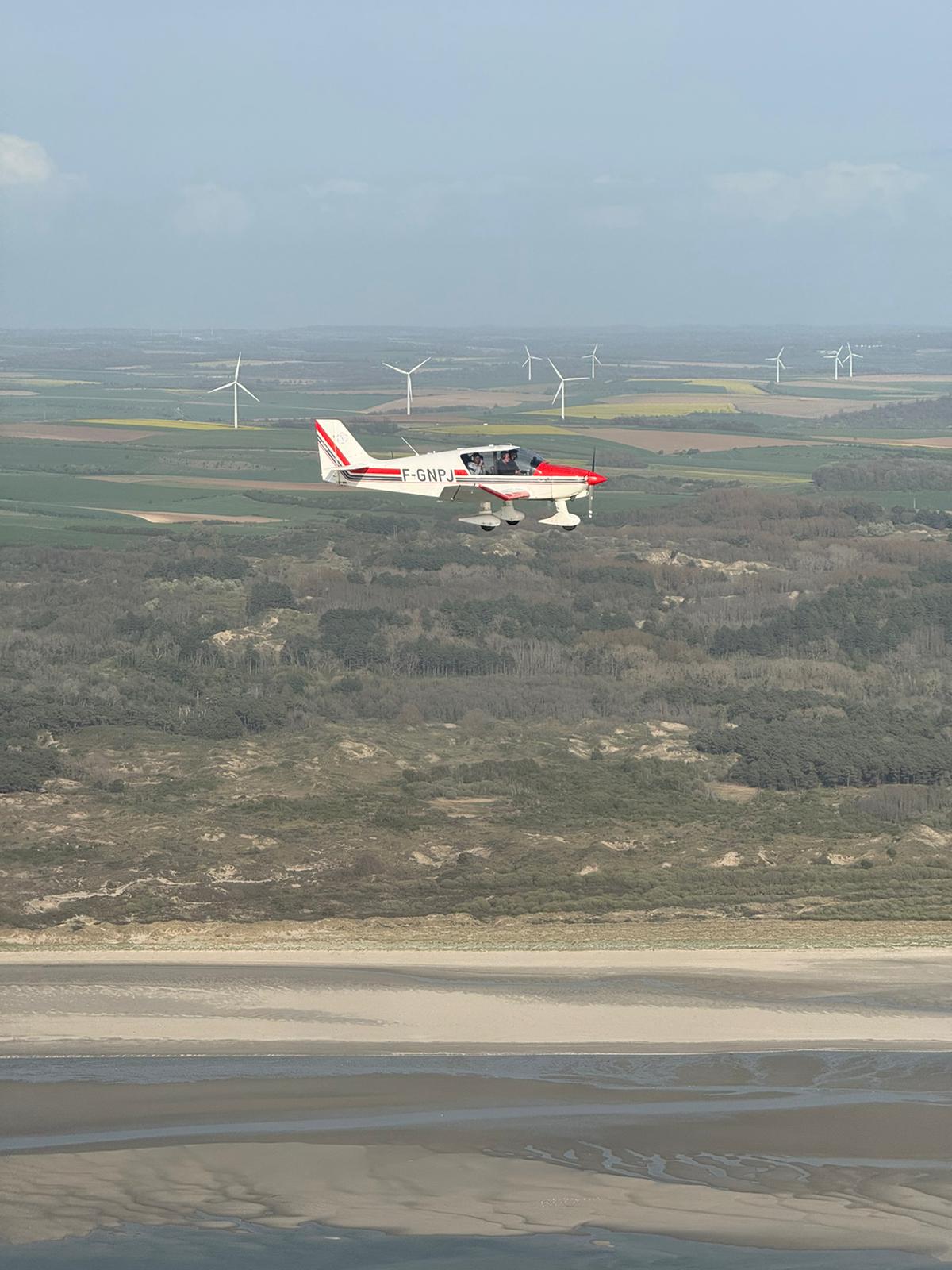F-GNPJ en vol au-dessus des dunes de la Côte d'Opale et des éoliennes