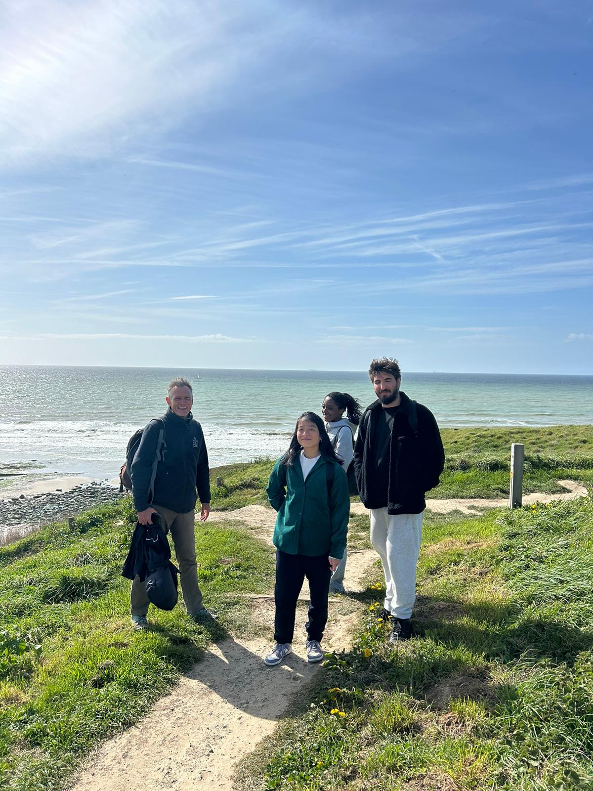 L'équipage du club au sommet d'une falaise face à la Manche