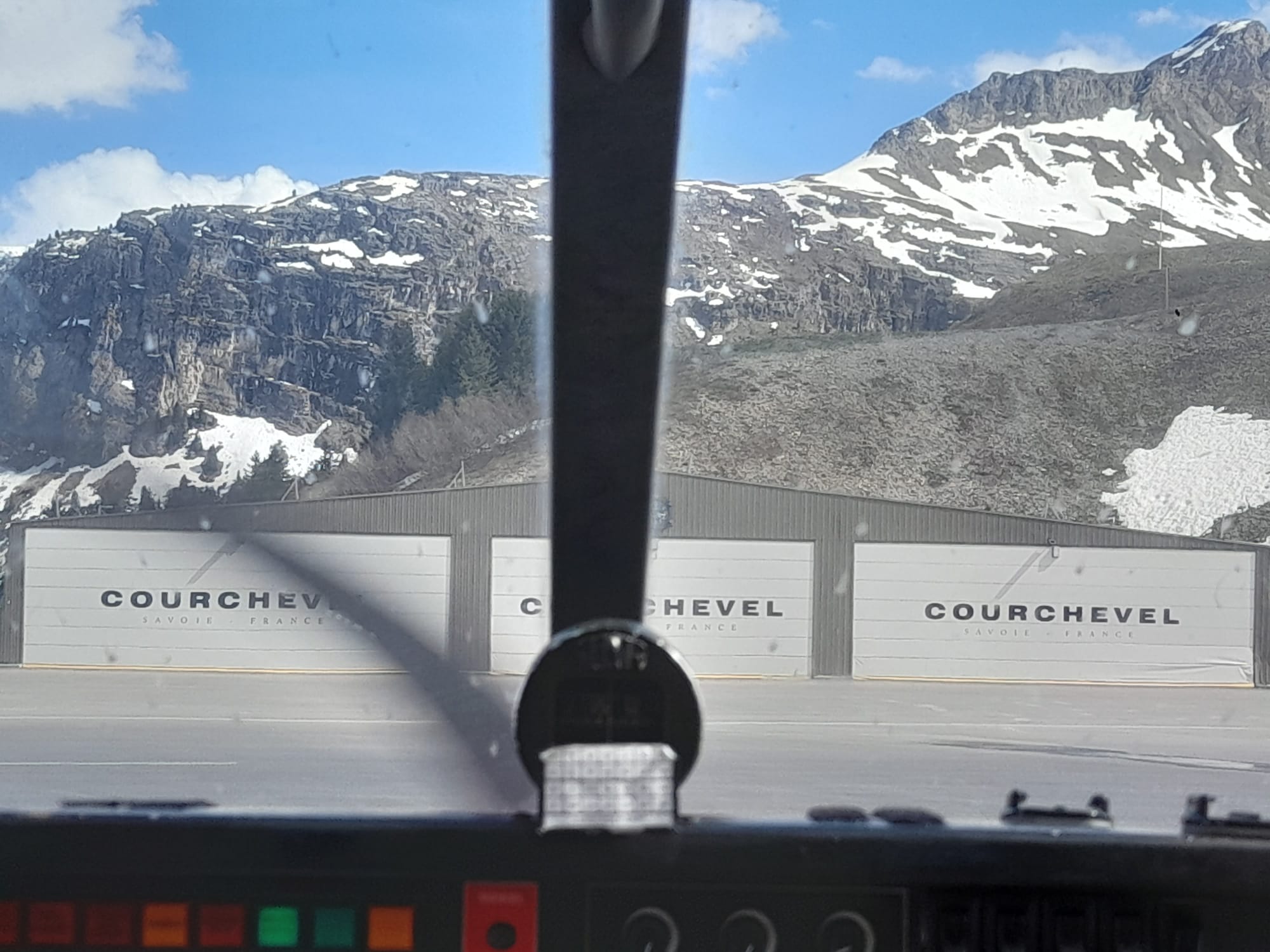 Vue cockpit sur les hangars Courchevel à l'arrivée