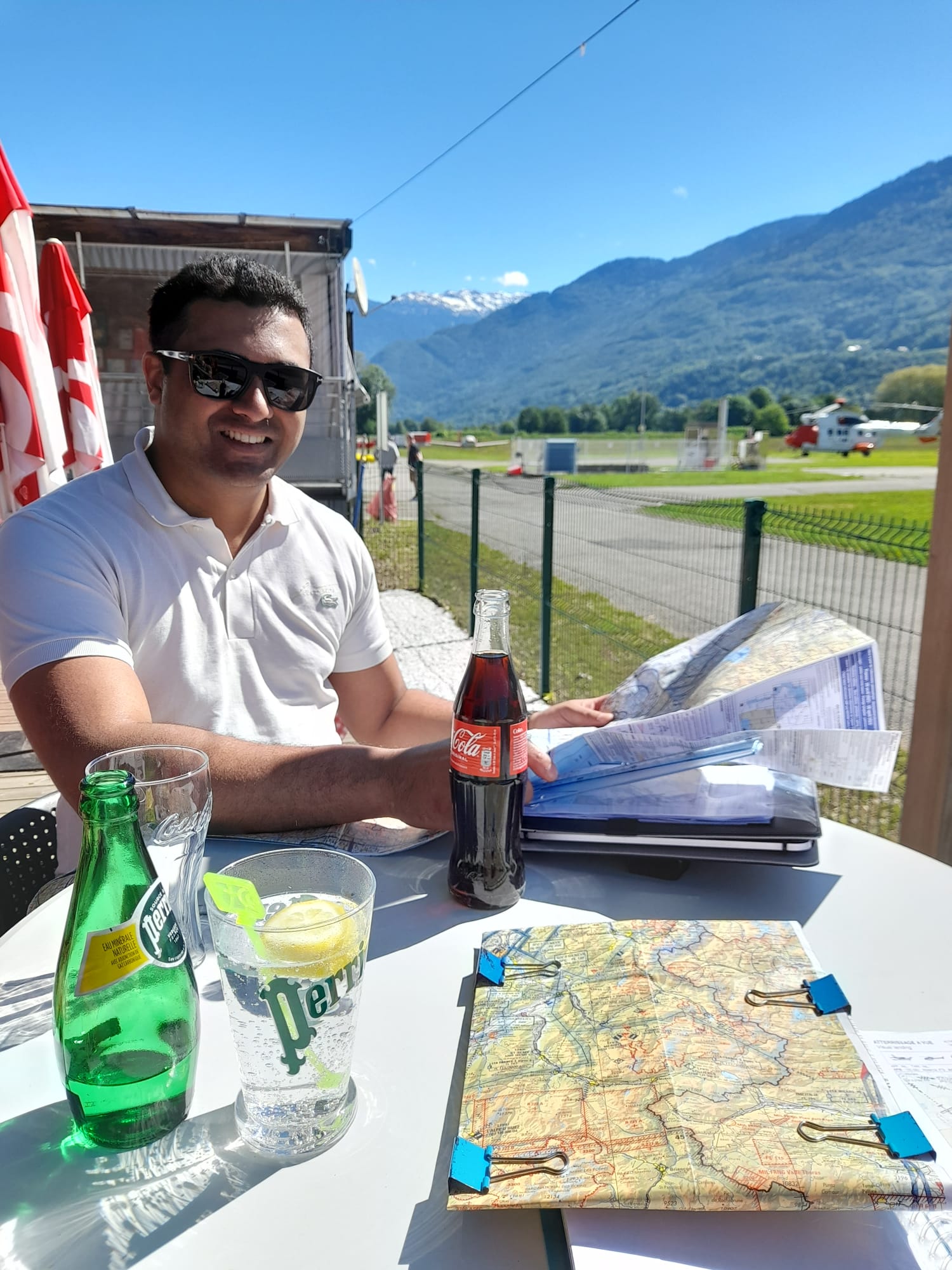 Quatre pilotes des Aiglons devant le F-GNPJ posé sur l'herbe