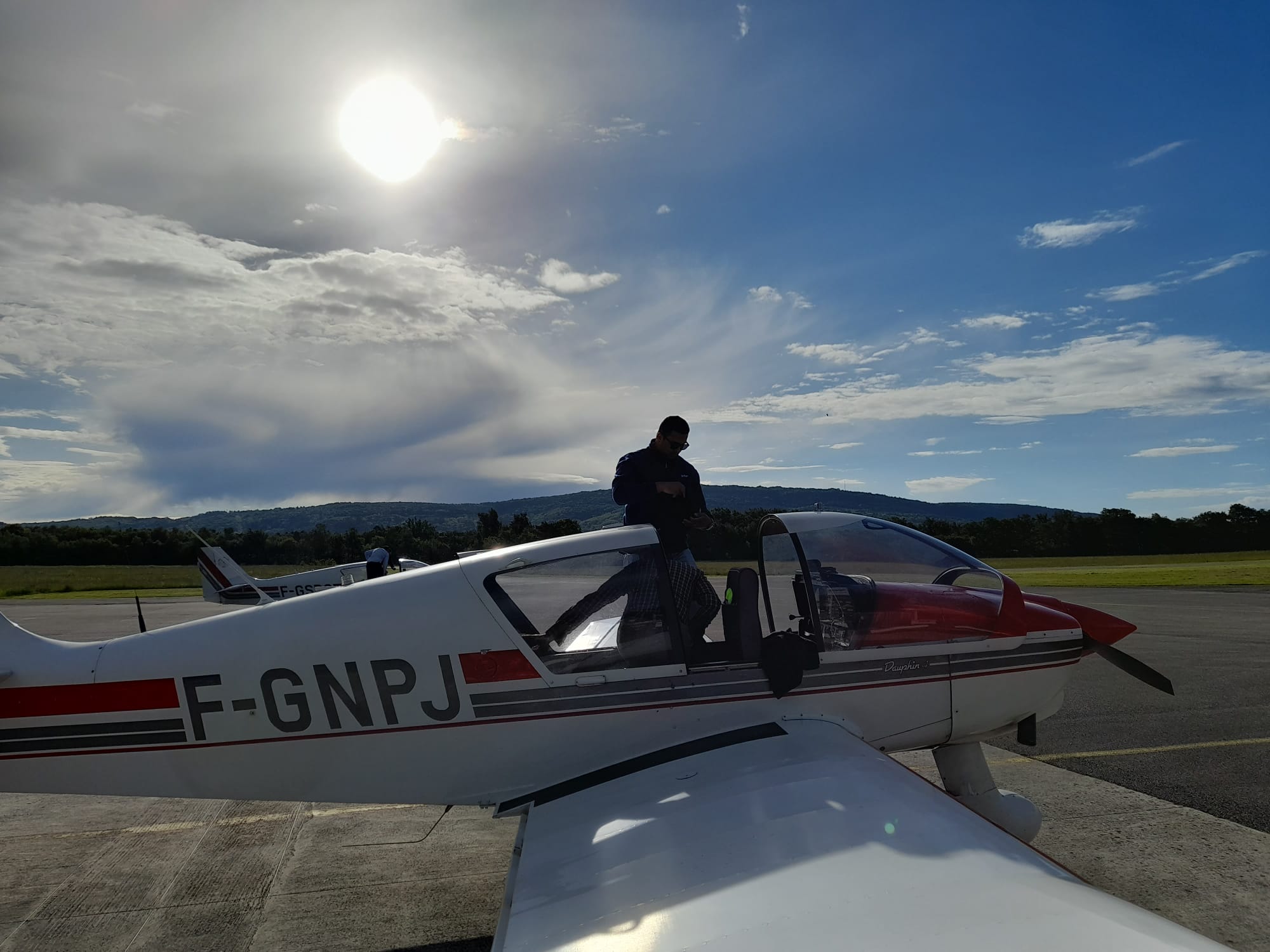 F-GNPJ et F-GSBQ à contre-jour en fin de journée