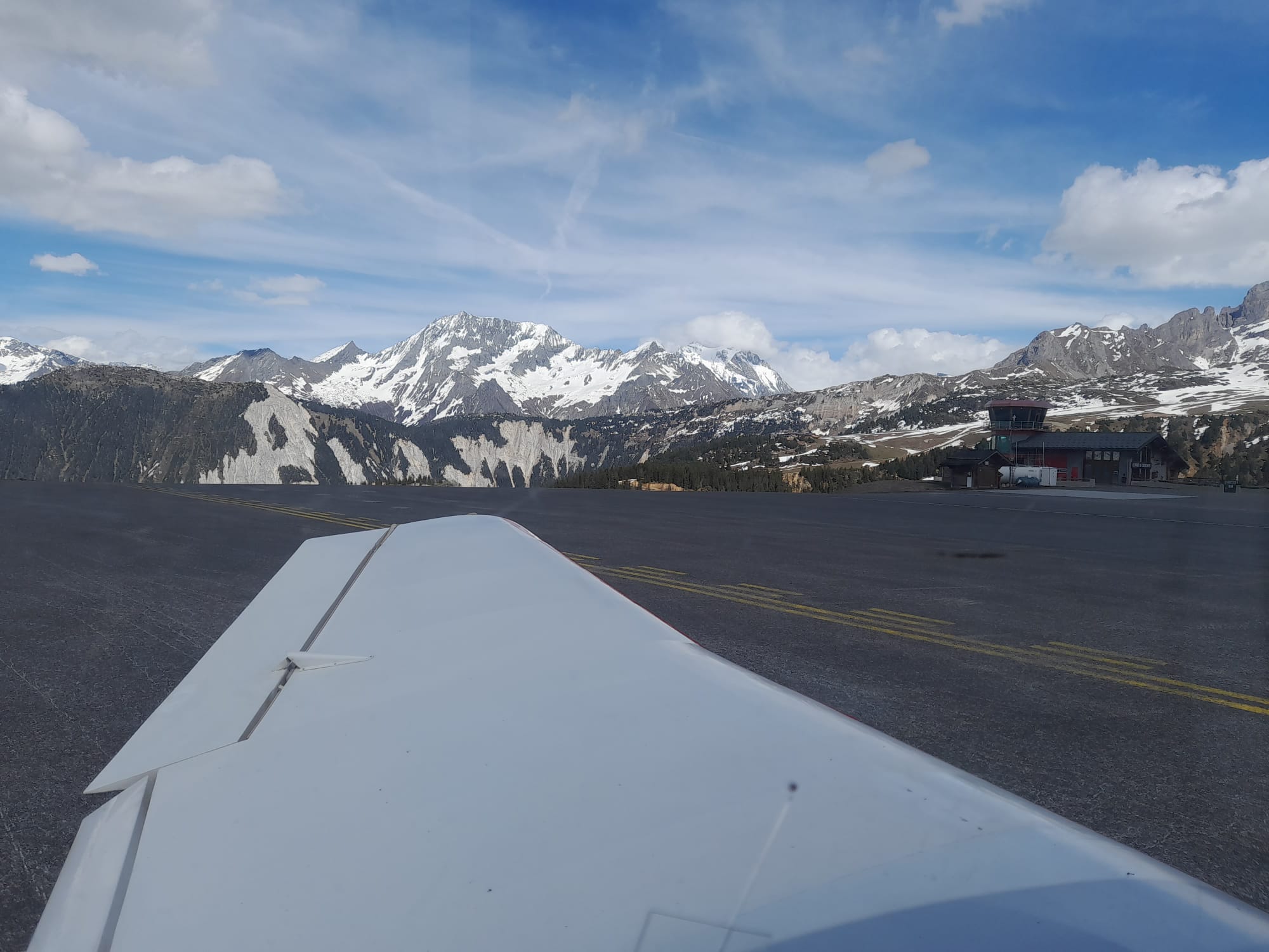 Piste de l'altiport de Méribel, sommets enneigés au bout du seuil