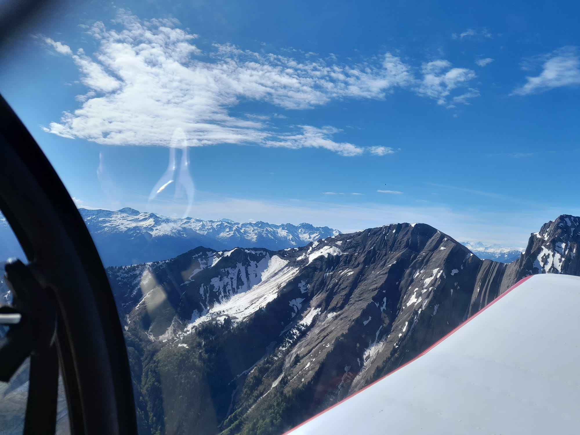 Pic alpin émergeant du relief, chaîne des Alpes en arrière-plan