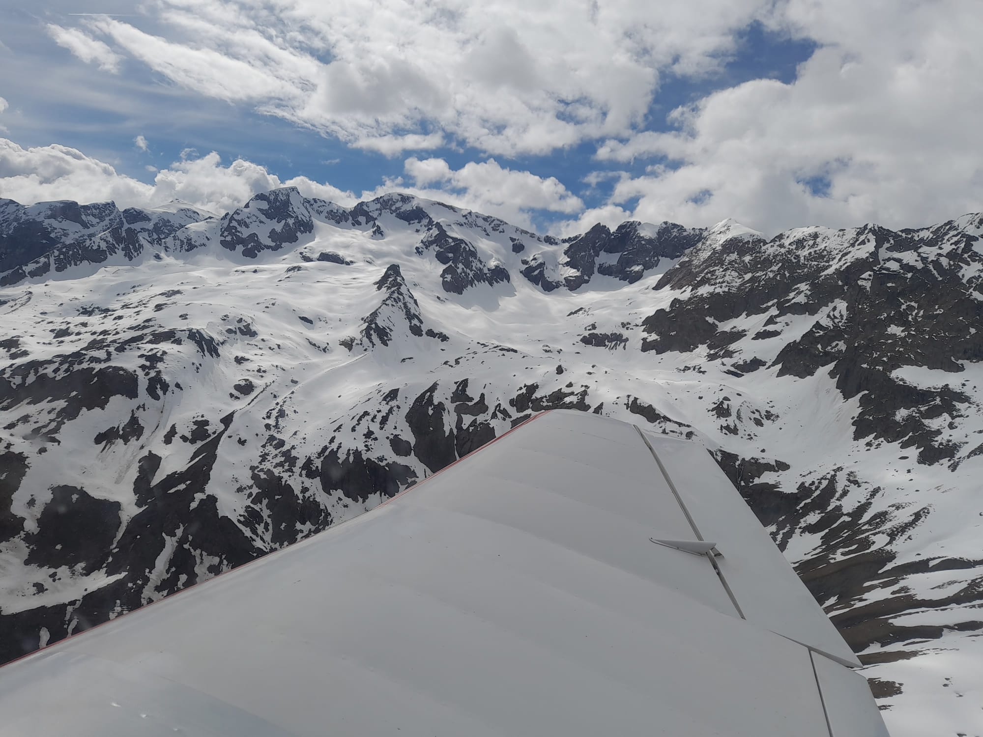 Sommets enneigés survolés sous l'aile du DR400