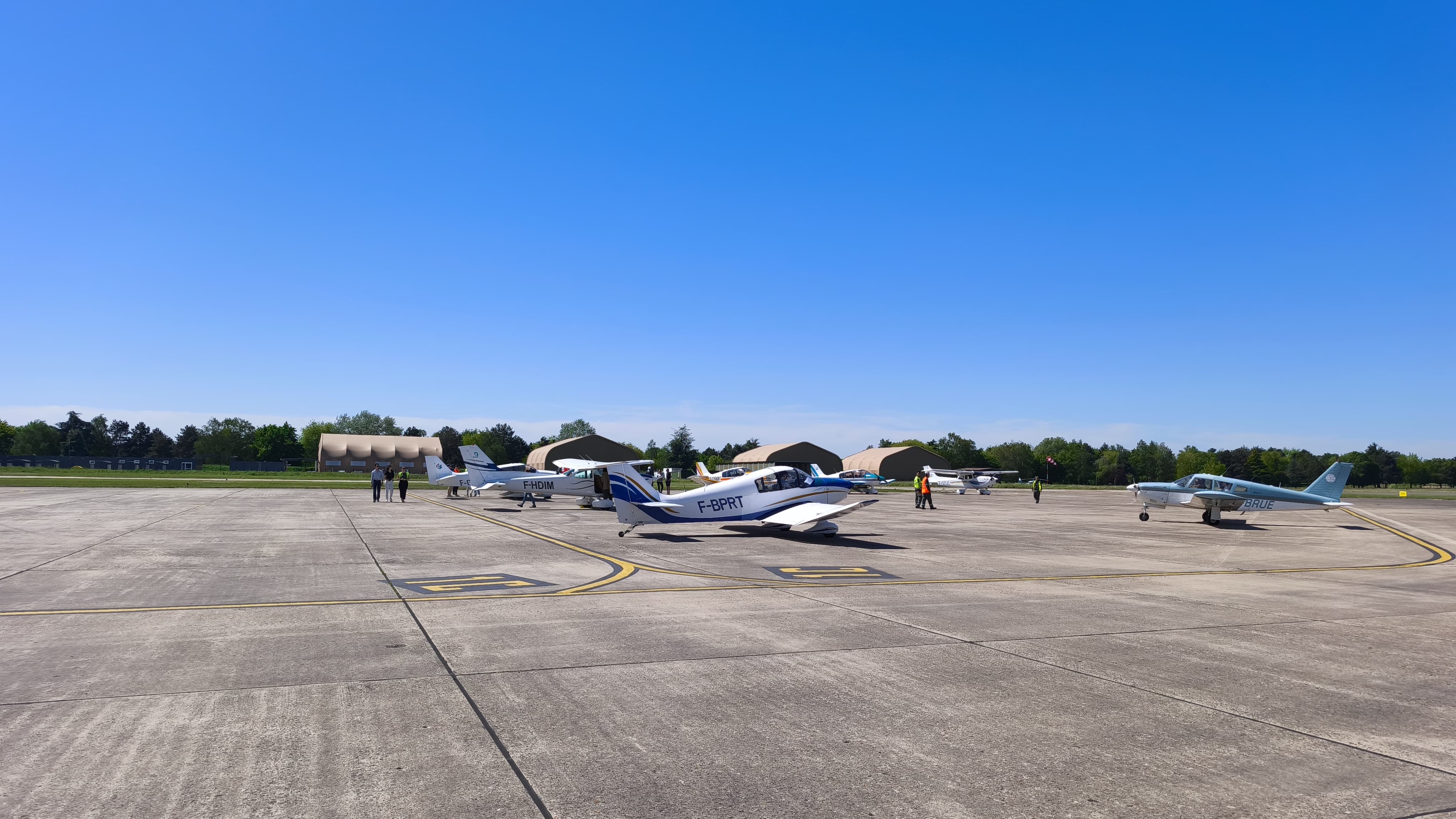 Le PA28 Arrow F-BRUE parmi les autres avions à Villacoublay