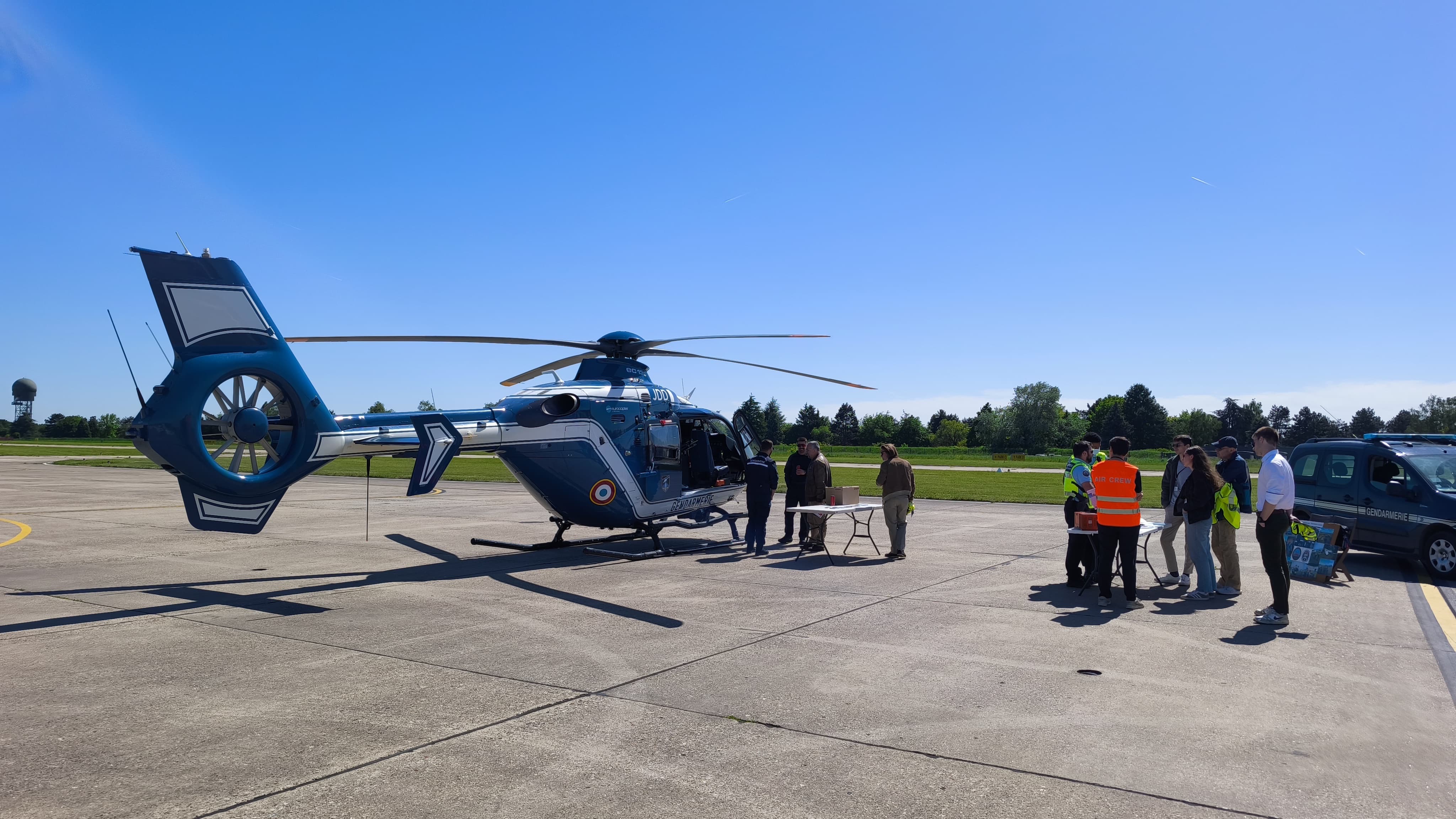 Hélicoptère EC135 de la Gendarmerie nationale sur le tarmac